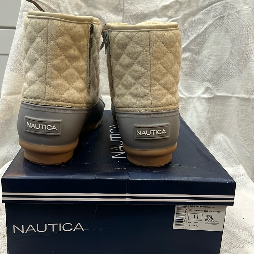 Women’s size 11 Nautica cream colored winter rubber ducky boot